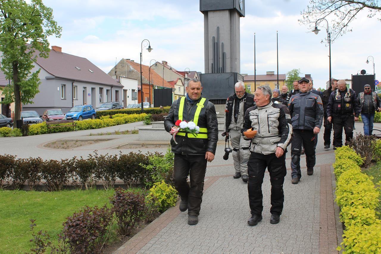 Zdj. nr. 5. Uczestnicy Międzynarodowego Rajdu Katyńskiego odwiedzili Lipno