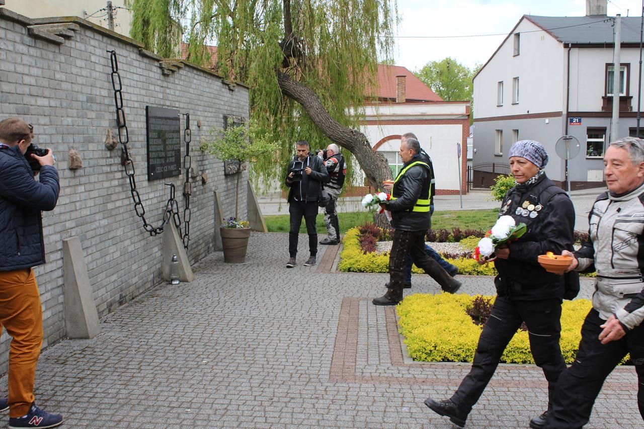 Zdj. nr. 12. Uczestnicy Międzynarodowego Rajdu Katyńskiego odwiedzili Lipno