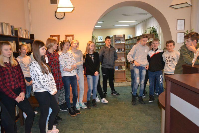 Gimnazjaliści w bibliotece-edukacja czytelnicza