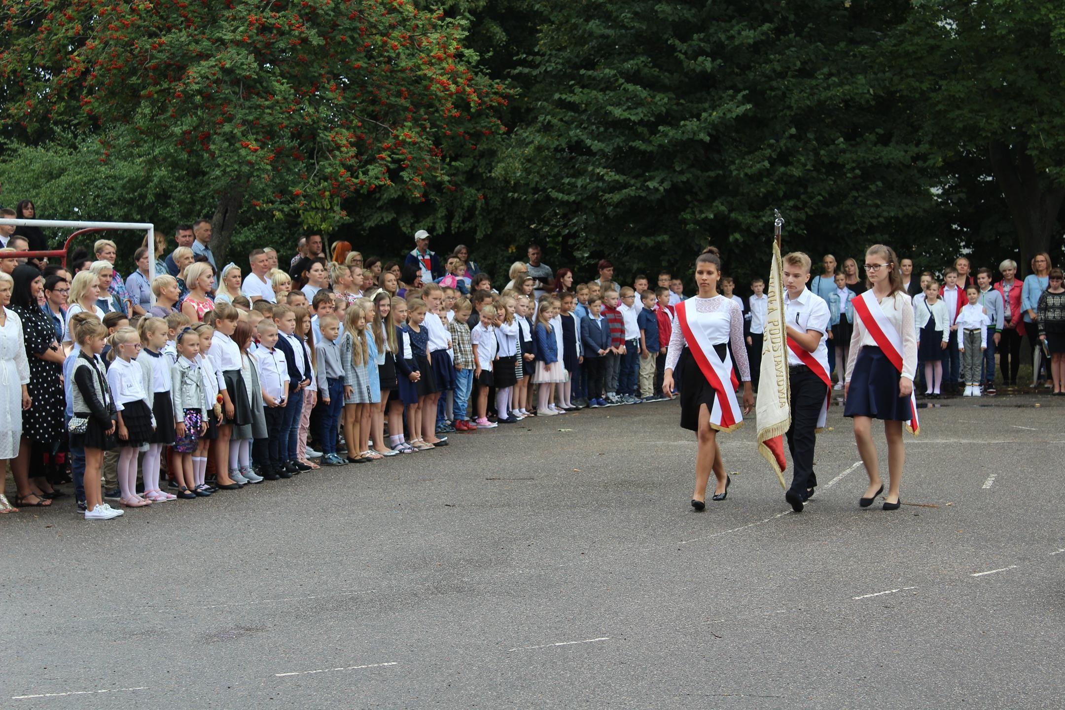 Zdj. nr. 7. Rozpoczęcie roku szkolnego 2019/2020