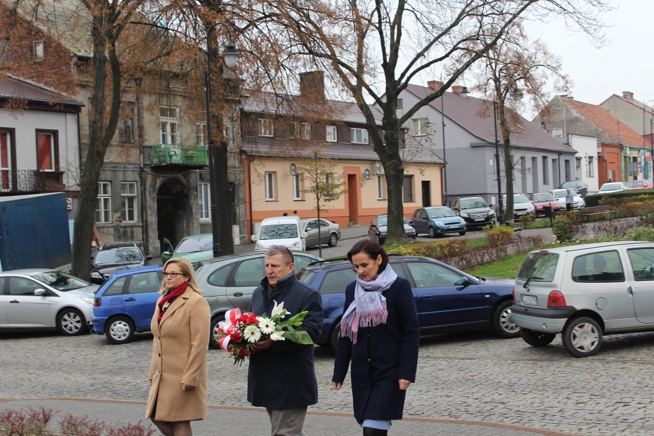 Zdj. nr. 1. Ściana Śmierci - złożenie kwiatów pod tablicą rozstrzelanych lipnowian