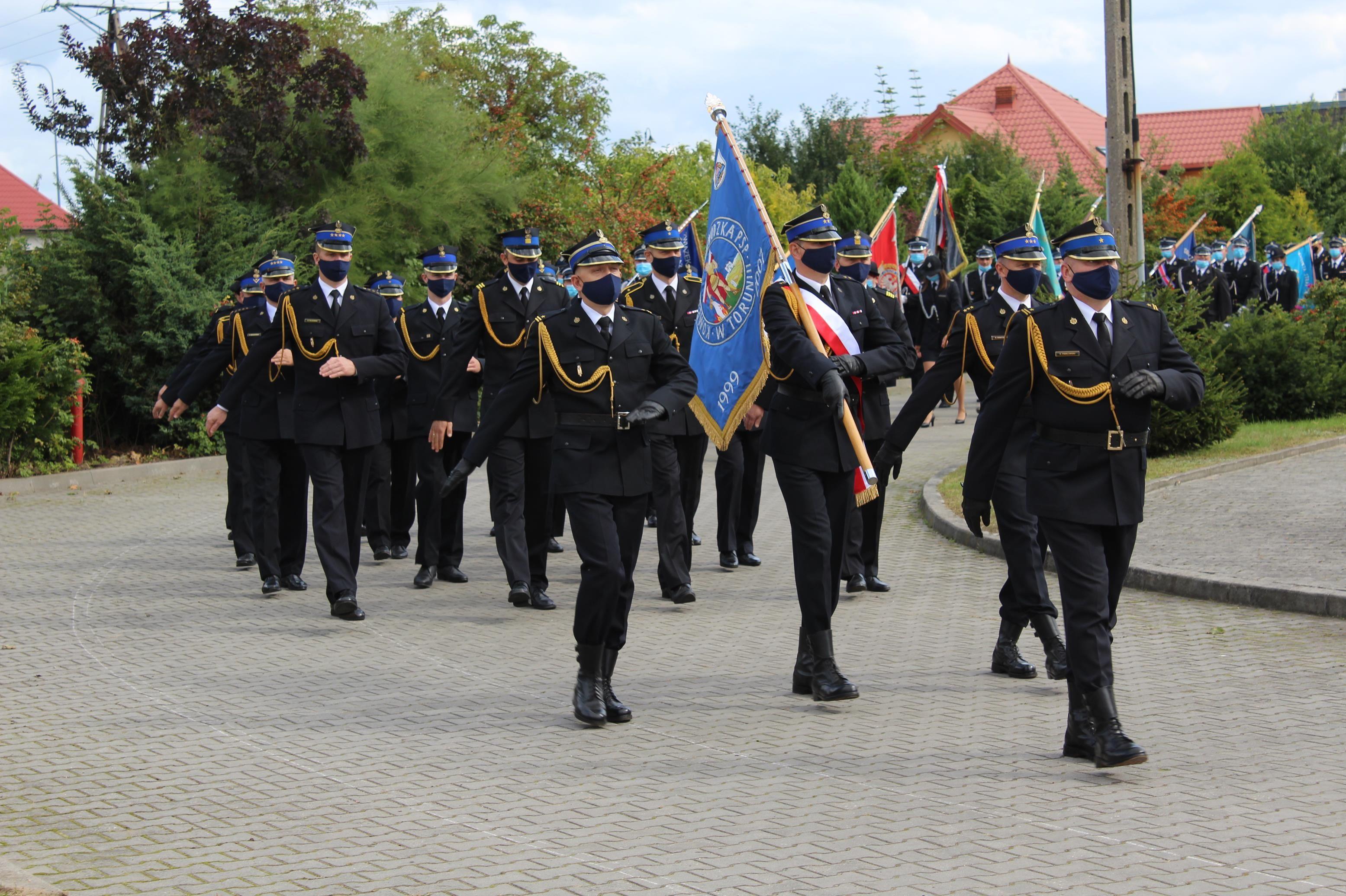 Przemarsz sztandarów i uczestników - kliknięcie spowoduje powiększenie obrazka