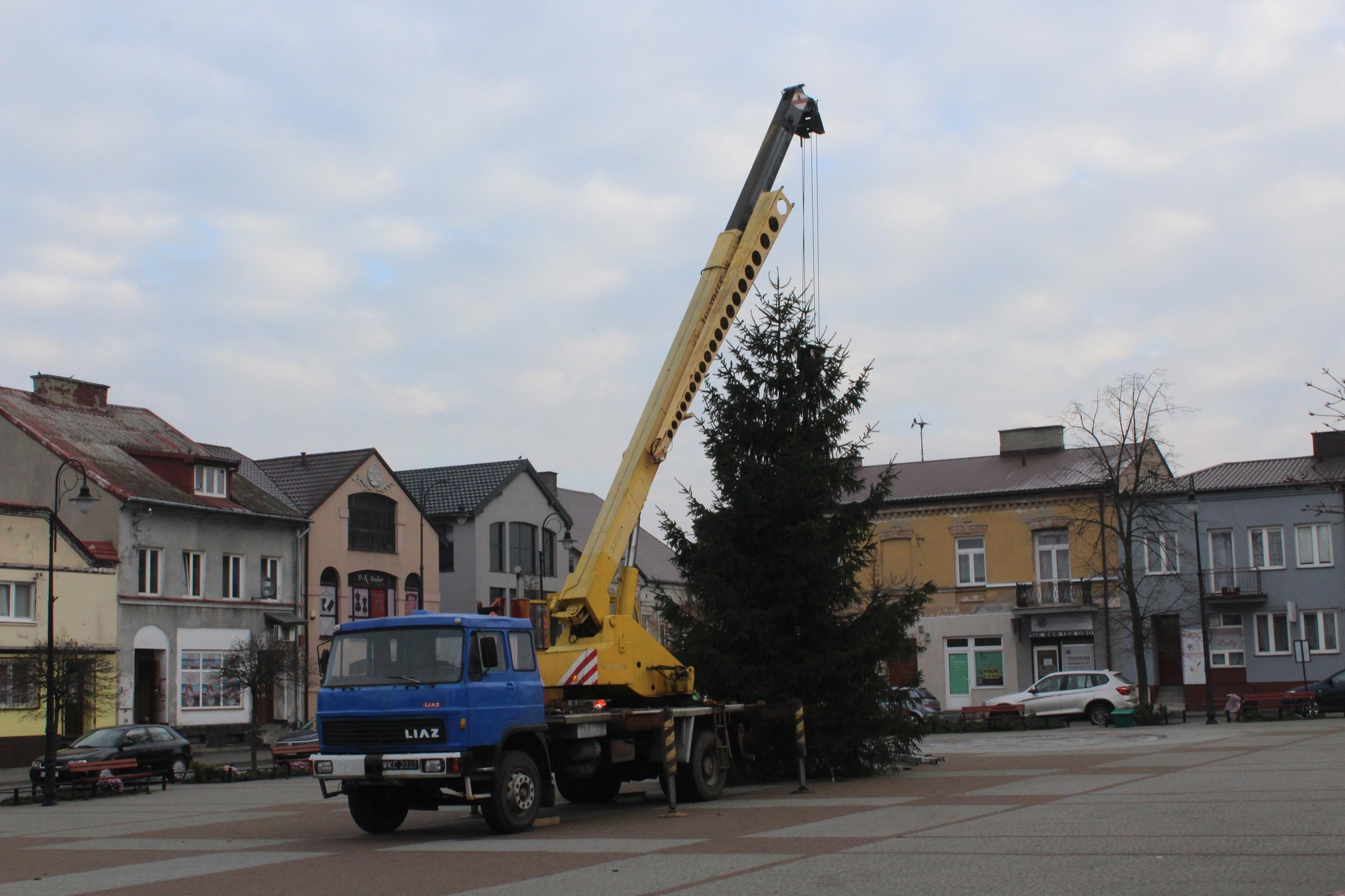 Instalacja choinki na Placu Dekerta - kliknięcie spowoduje powiększenie