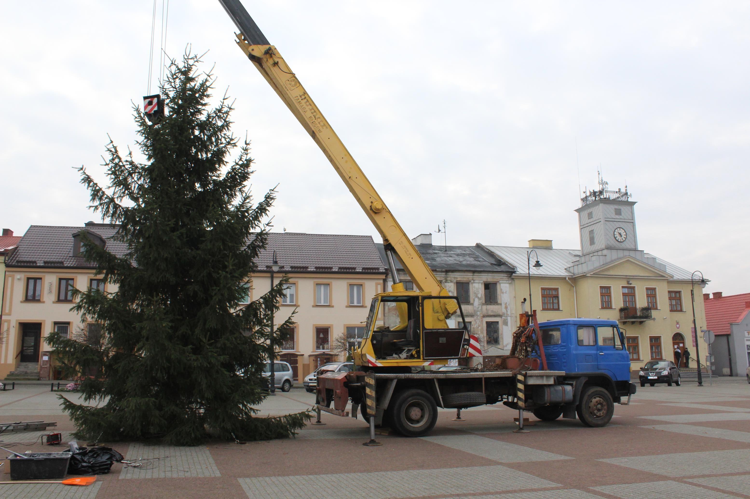 Instalacja choinki na Placu Dekerta - kliknięcie spowoduje powiększenie