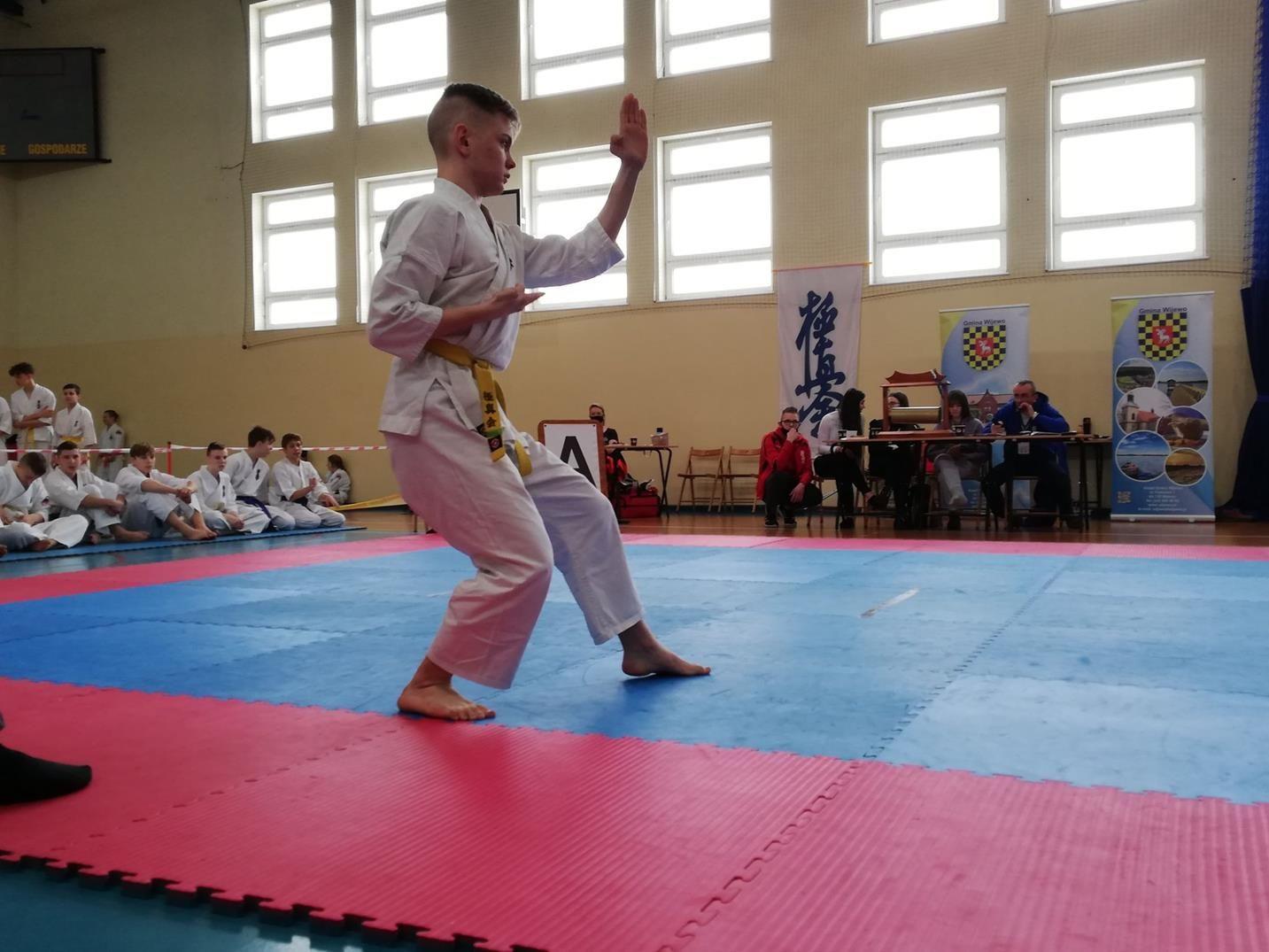 Ogólnopolski Turniej Karate Kyokushin w Brennie, zawodnik na macie - kliknięcie spowoduje powiększenie obrazka