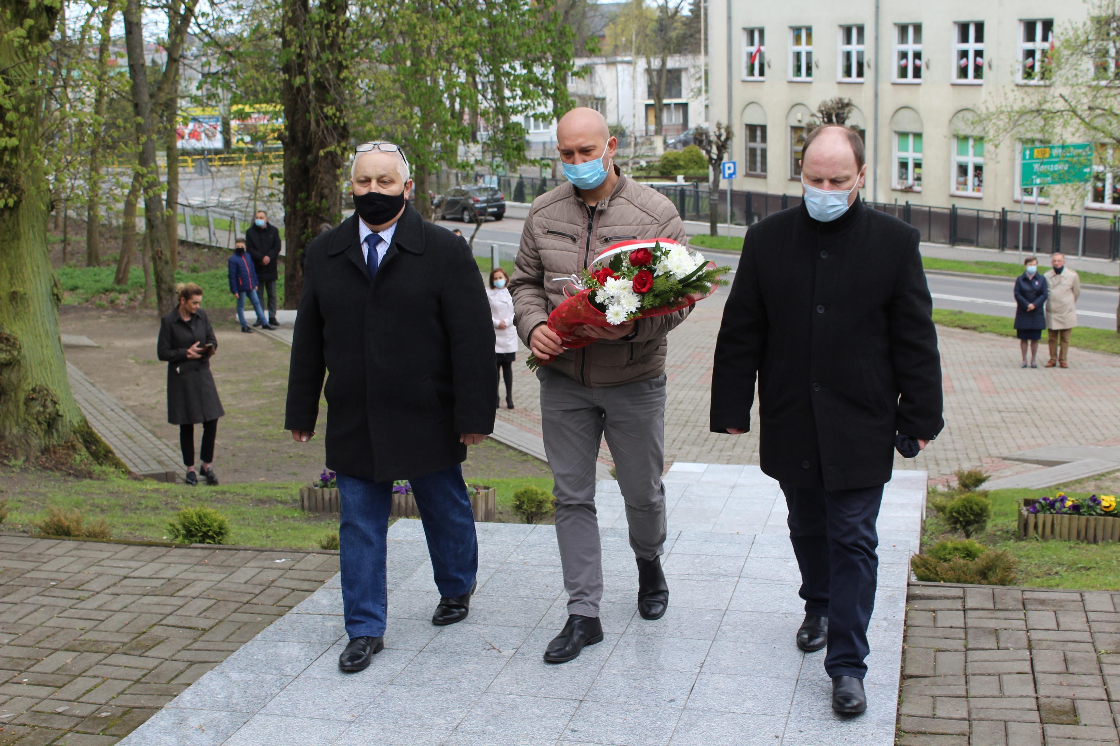 Złożenie okolicznościowych wiązanek pod Pomnikiem Niepodległości - kliknięcie spowoduje powiększenie obrazka