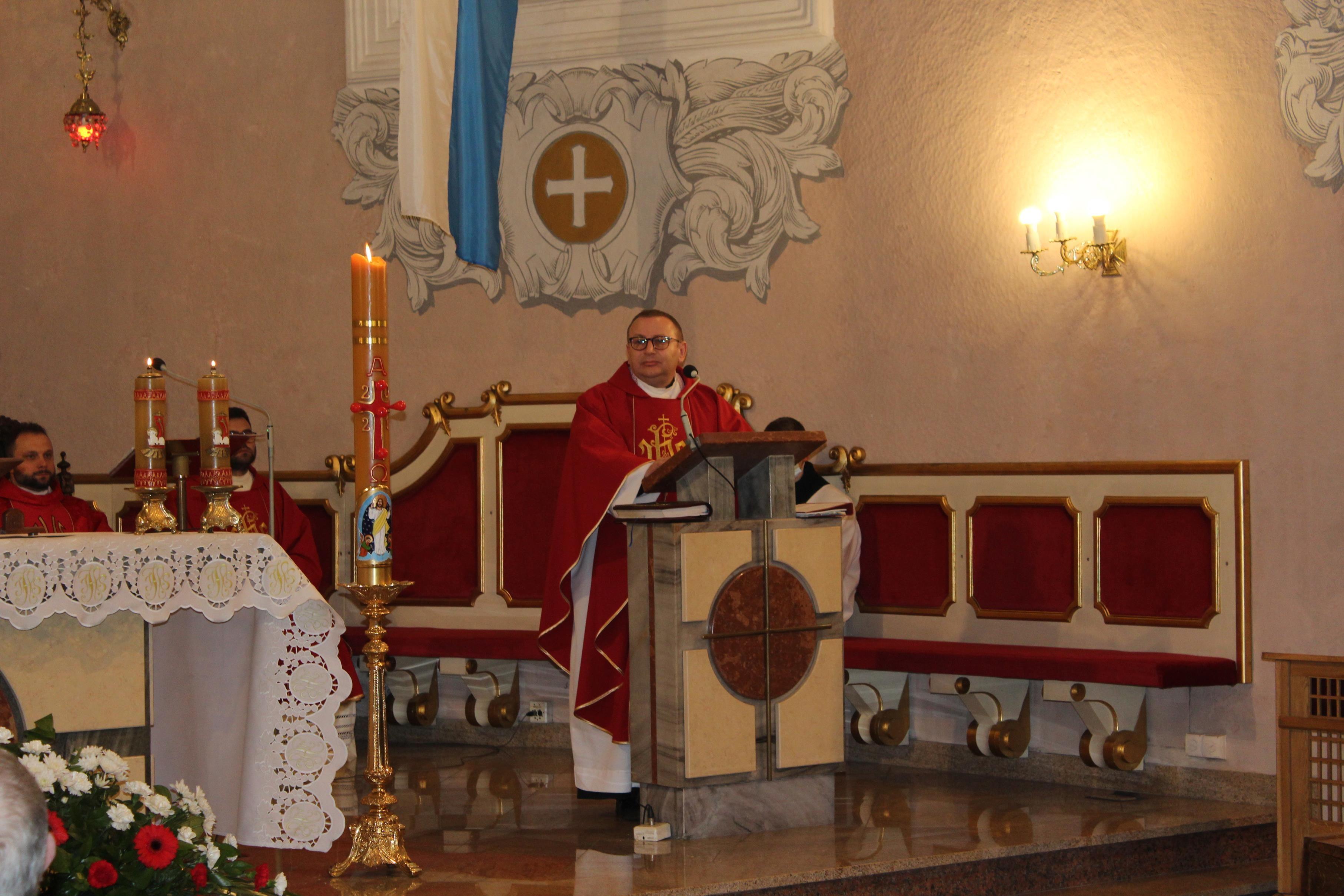 Msza Święta sprawowana w kościele pod wezwaniem Wniebowzięcia Najświętszej Maryi Panny w Lipnie w intencji żywych i zmarłych druhów strażaków z jednostek z Lipna i Radomic - kliknięcie spowoduje powiększenie obrazka