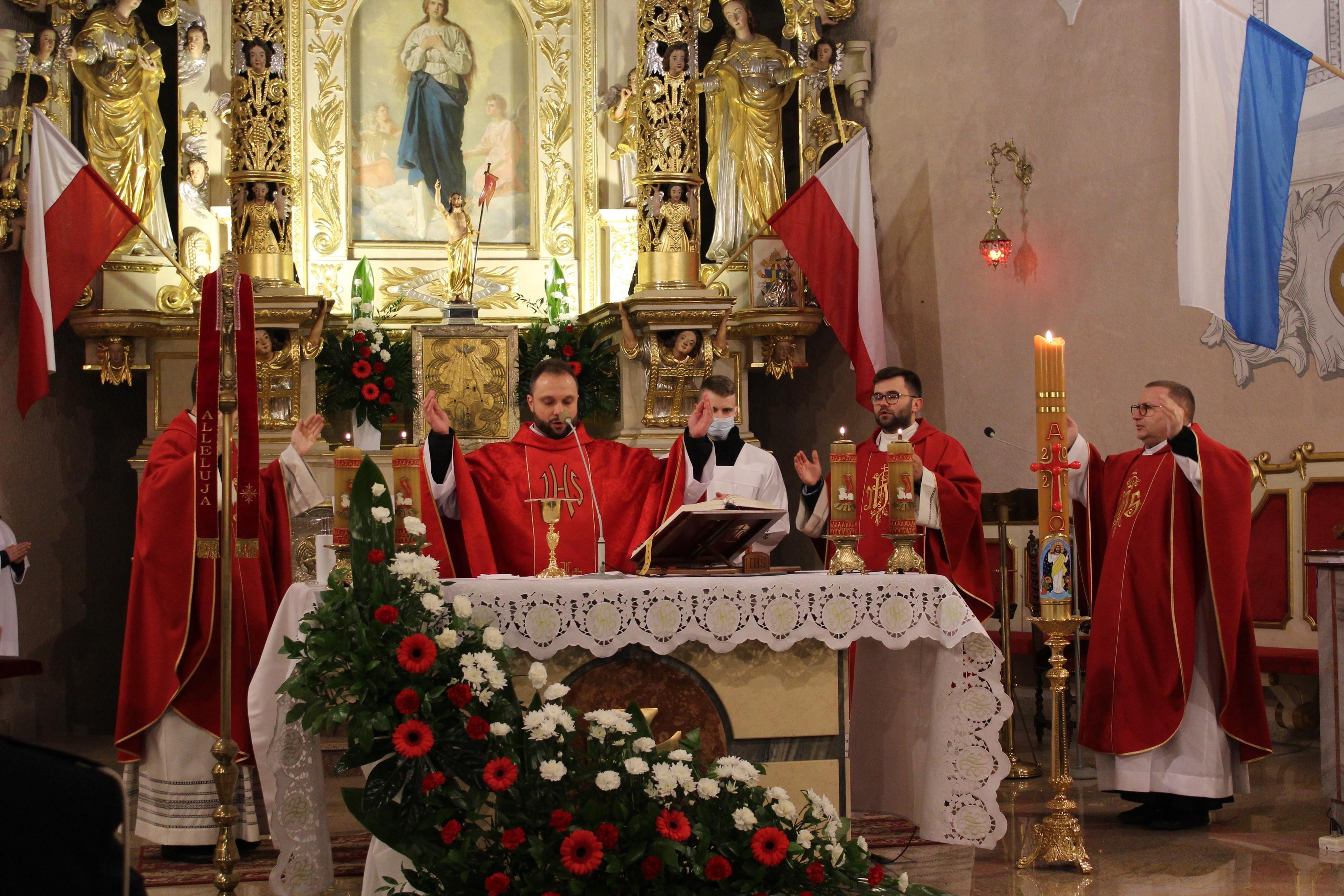 Msza Święta sprawowana w kościele pod wezwaniem Wniebowzięcia Najświętszej Maryi Panny w Lipnie w intencji żywych i zmarłych druhów strażaków z jednostek z Lipna i Radomic - kliknięcie spowoduje powiększenie obrazka