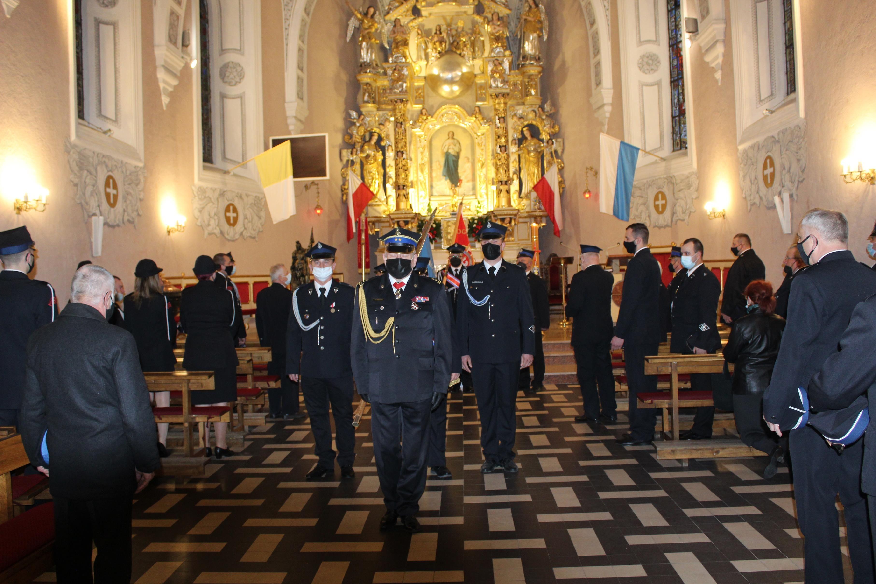 Msza Święta sprawowana w kościele pod wezwaniem Wniebowzięcia Najświętszej Maryi Panny w Lipnie w intencji żywych i zmarłych druhów strażaków z jednostek z Lipna i Radomic - kliknięcie spowoduje powiększenie obrazka