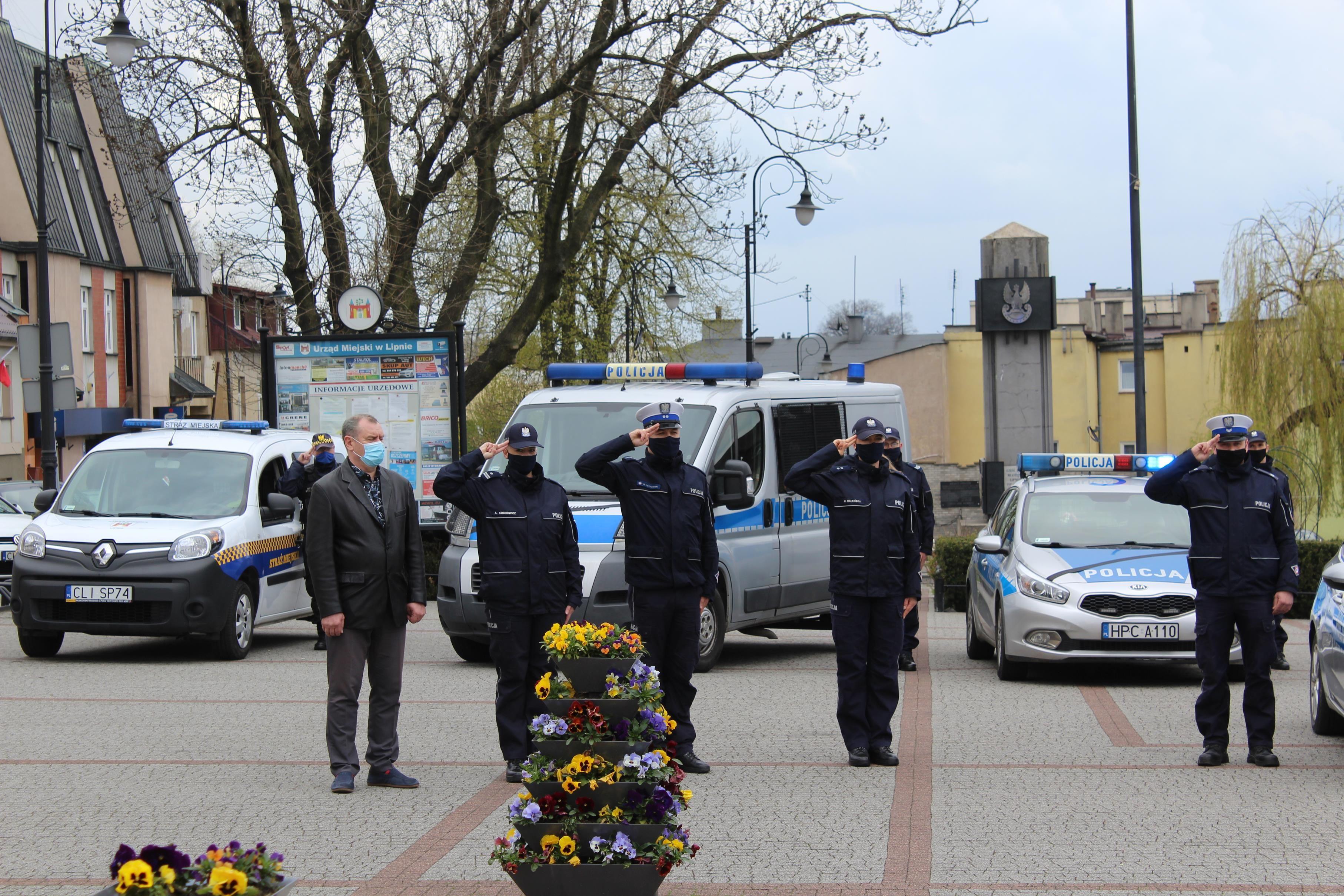 7 maja o godzinie 12.00 na Placu Dekerta w Lipnie zawyły policyjne syreny jako wyraz upamiętnienia aspiranta Michała Kędzierskiego z Raciborza, który zginął na służbie podczas policyjnej interwencji - kliknięcie spowoduje powiększenie obrazka