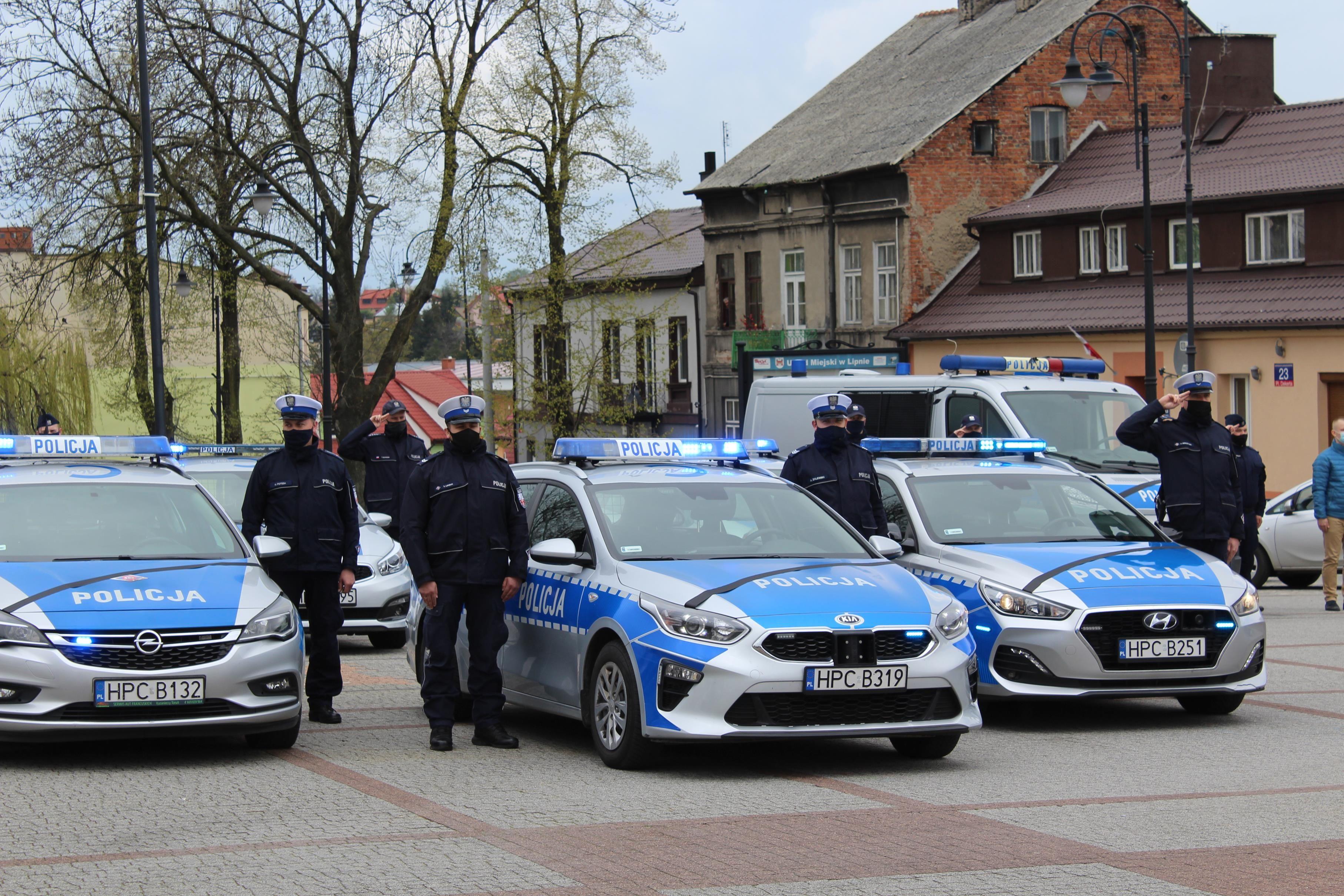 7 maja o godzinie 12.00 na Placu Dekerta w Lipnie zawyły policyjne syreny jako wyraz upamiętnienia aspiranta Michała Kędzierskiego z Raciborza, który zginął na służbie podczas policyjnej interwencji - kliknięcie spowoduje powiększenie obrazka