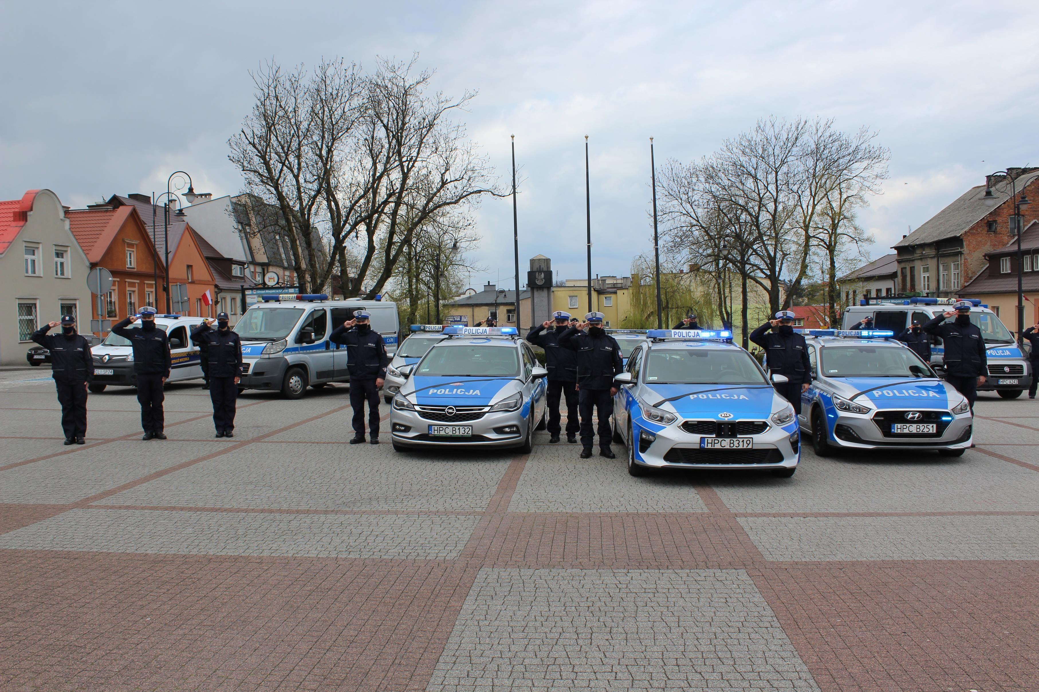 7 maja o godzinie 12.00 na Placu Dekerta w Lipnie zawyły policyjne syreny jako wyraz upamiętnienia aspiranta Michała Kędzierskiego z Raciborza, który zginął na służbie podczas policyjnej interwencji - kliknięcie spowoduje powiększenie obrazka