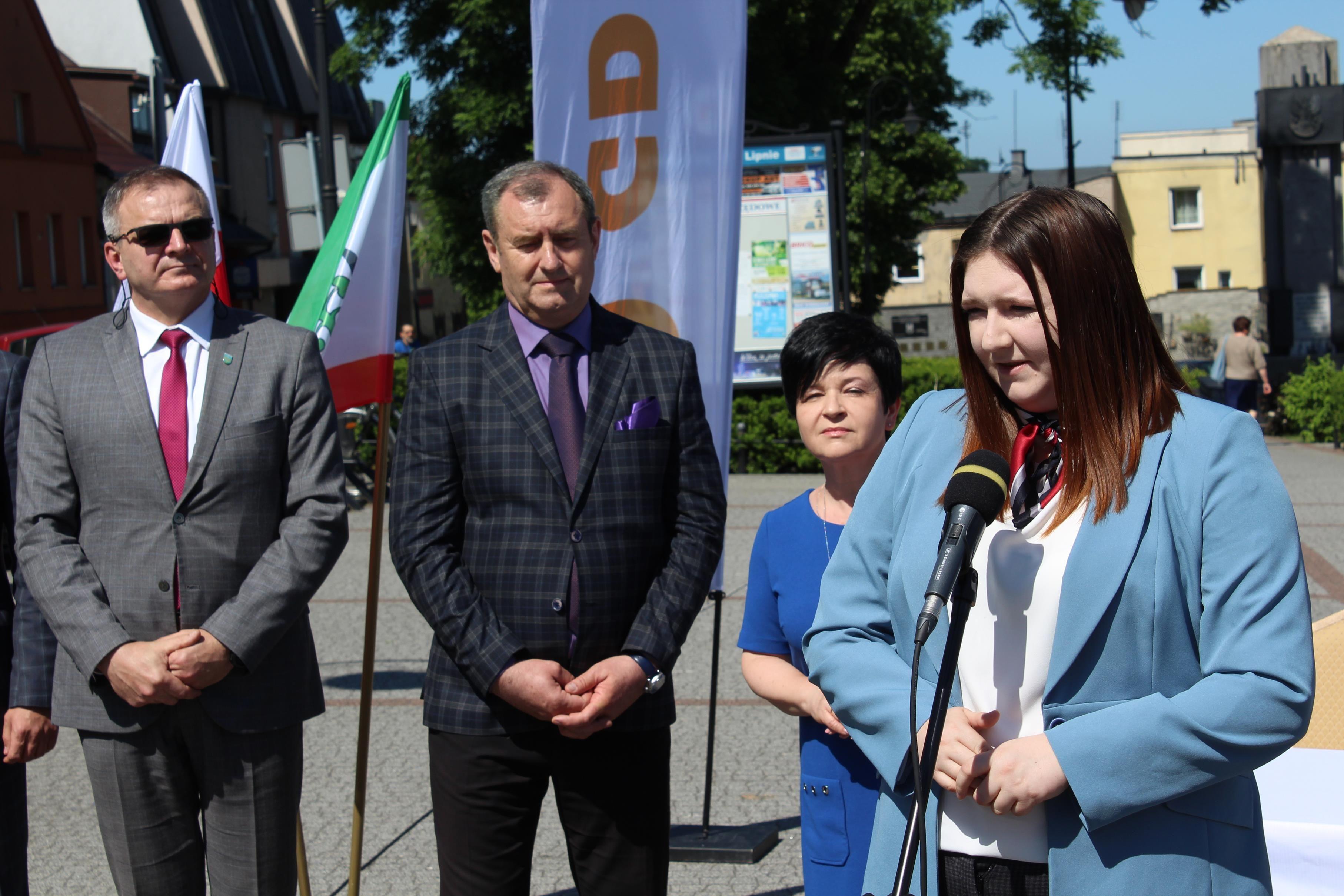 Podpisanie umowy na dokumentację obwodnicy Lipna przed lipnowskim ratuszem - kliknięcie spowoduje powiększenie obrazka