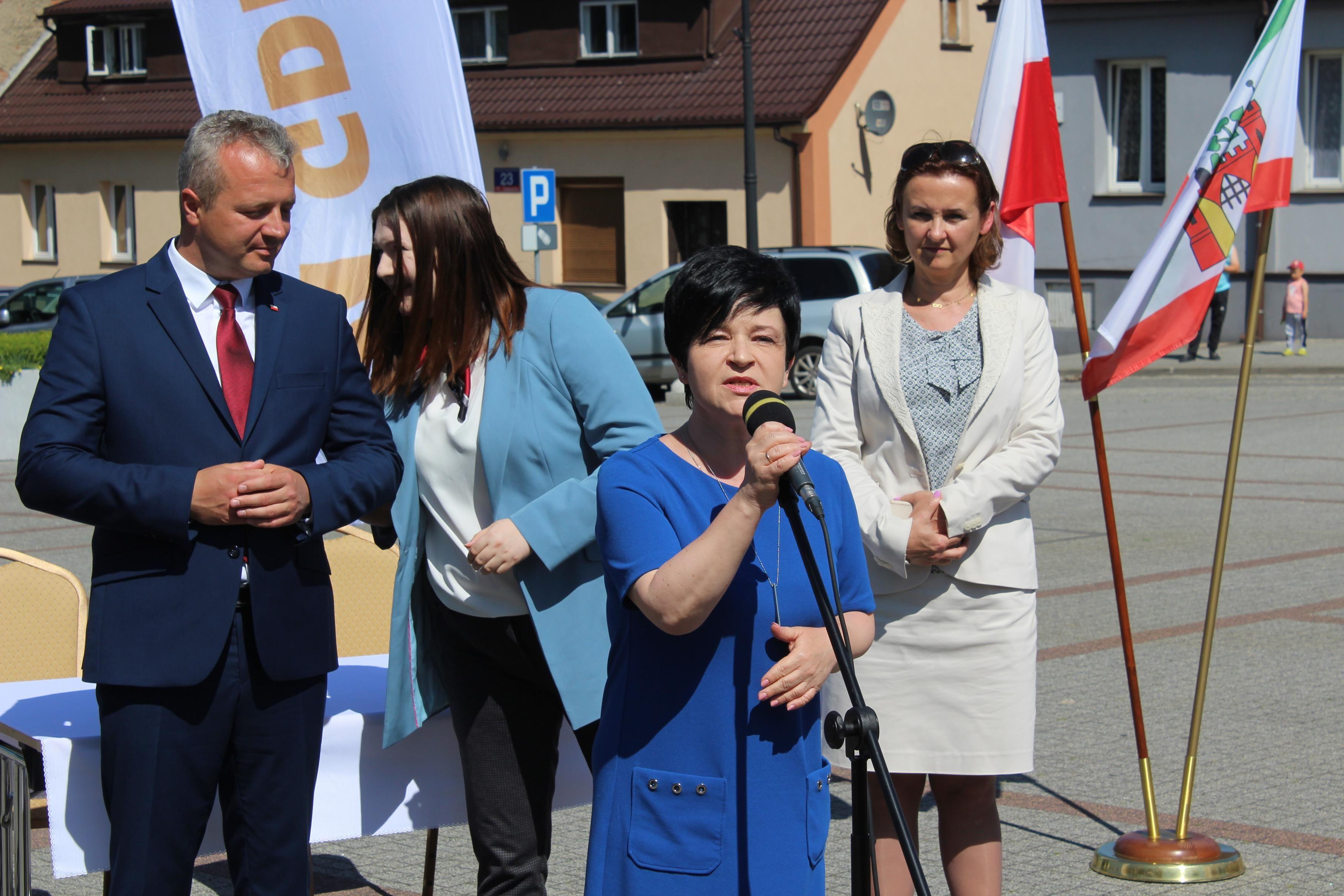 Podpisanie umowy na dokumentację obwodnicy Lipna przed lipnowskim ratuszem - kliknięcie spowoduje powiększenie obrazka