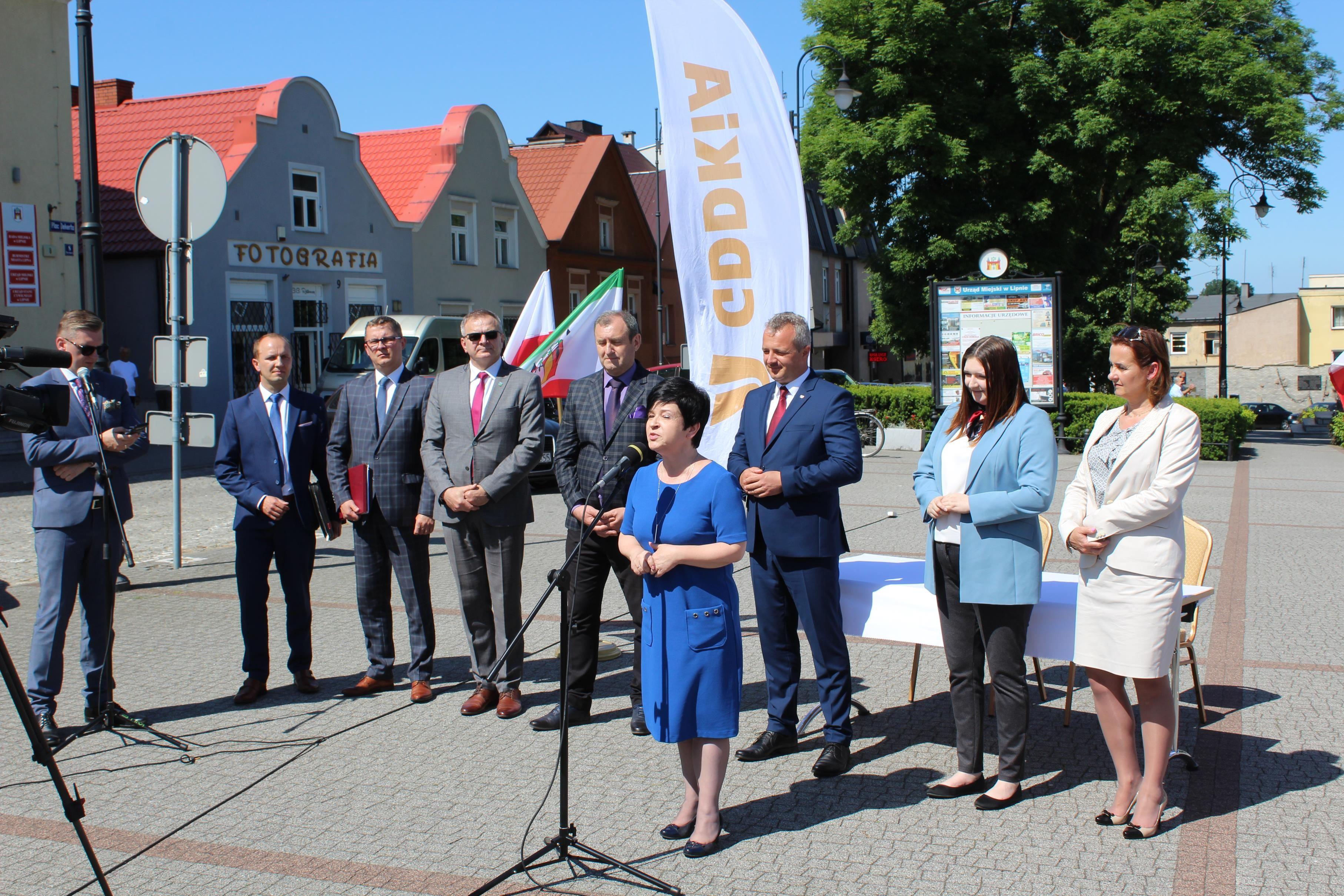 Podpisanie umowy na dokumentację obwodnicy Lipna przed lipnowskim ratuszem - kliknięcie spowoduje powiększenie obrazka