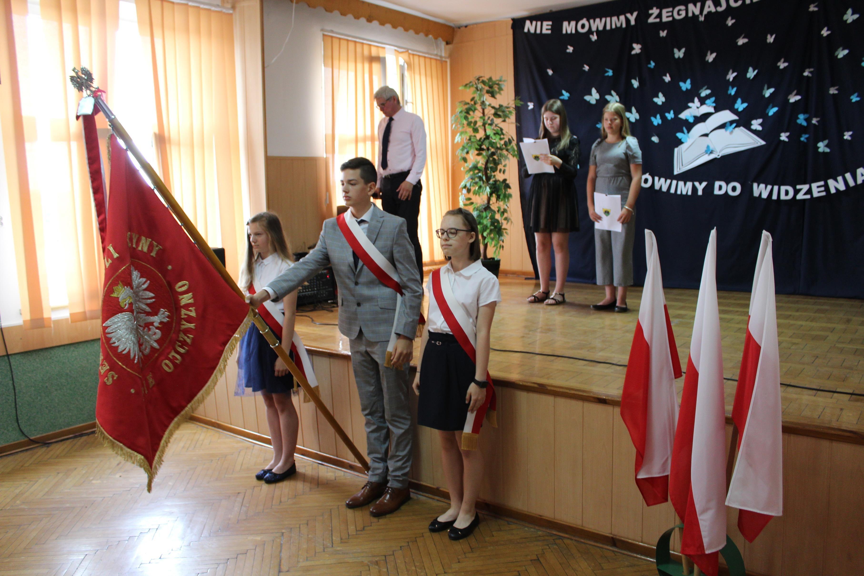 Zdj. nr. 8. Zakończenie roku szkolnego (8 klasy) w SP nr 2 w Lipnie - 25 czerwca 2021 r.