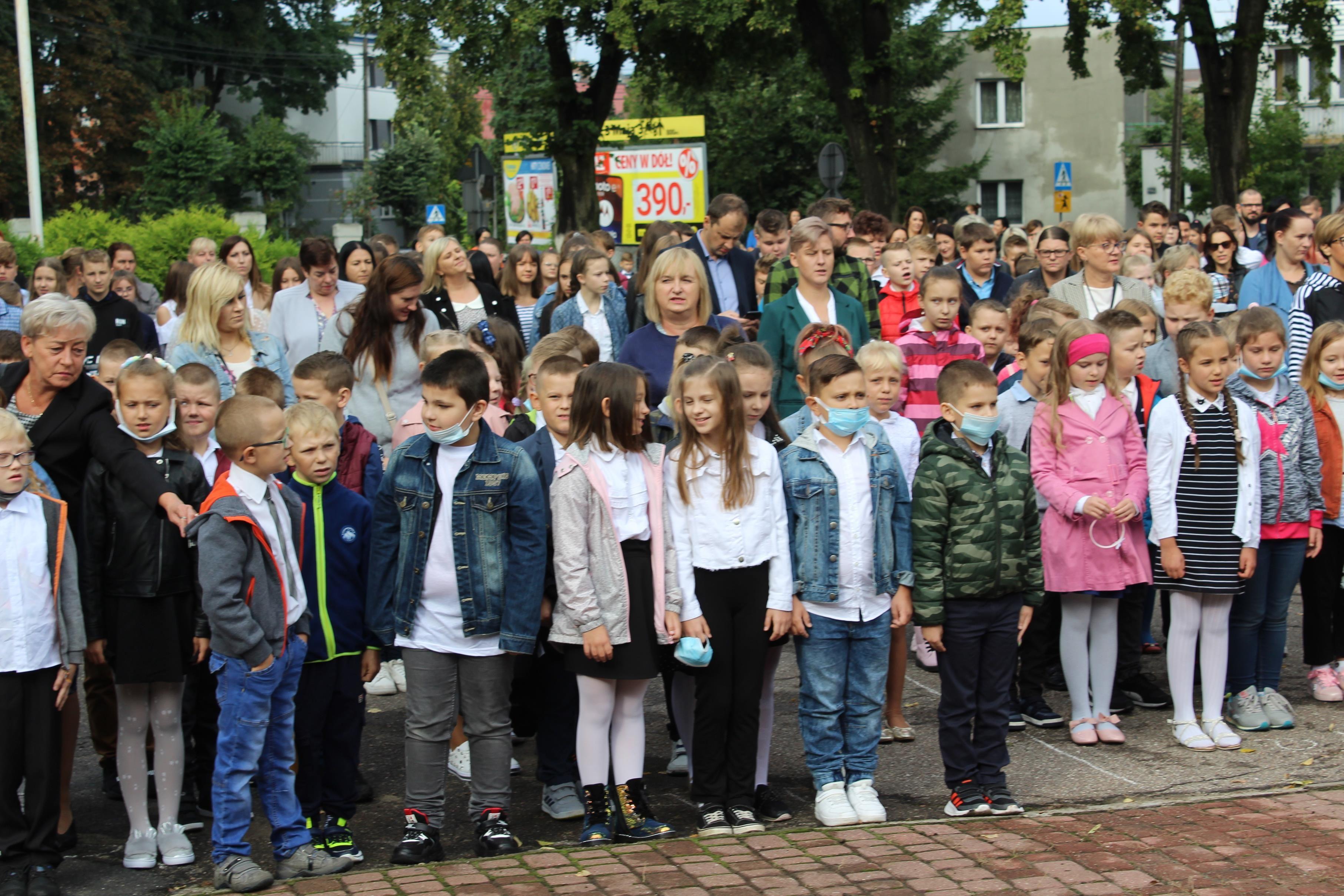 Zdj. nr. 28. Rozpoczęcie roku szkolnego (SP nr 2) - 1.09.2021