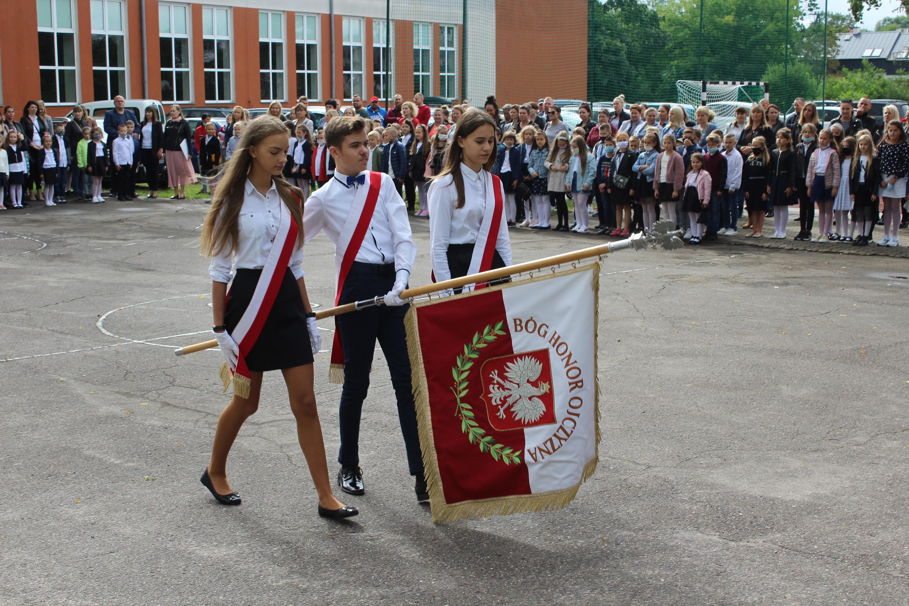 Zdj. nr. 4. Rozpoczęcie roku szkolnego (SP nr 5) - 1.09.2021