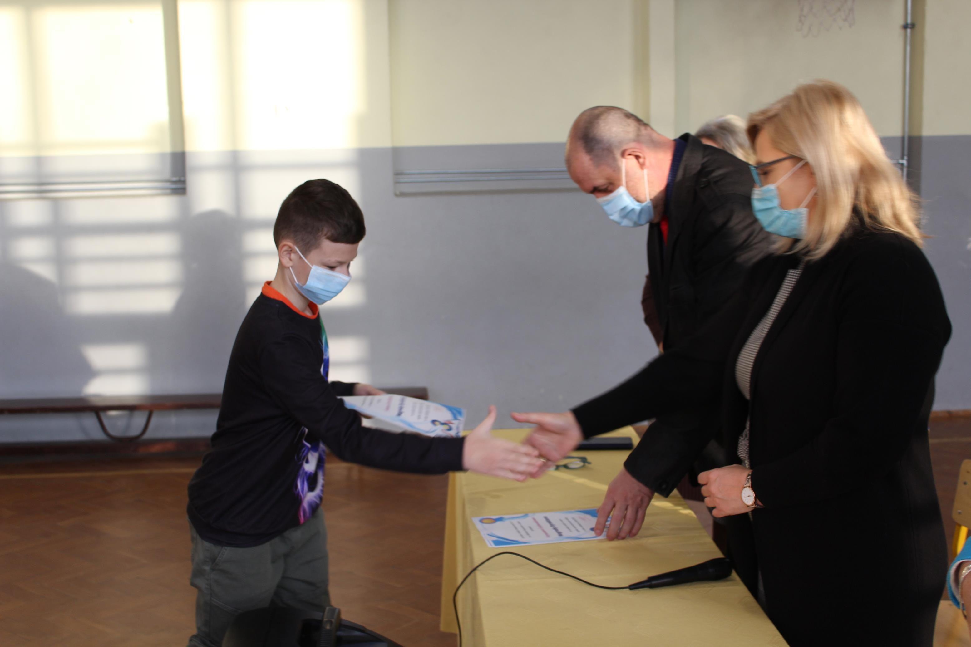 Zdj. nr. 34. Wręczenie nagród dyrektora w Szkole Podstawowej nr 3 w Lipnie - 1.12.2021 r.