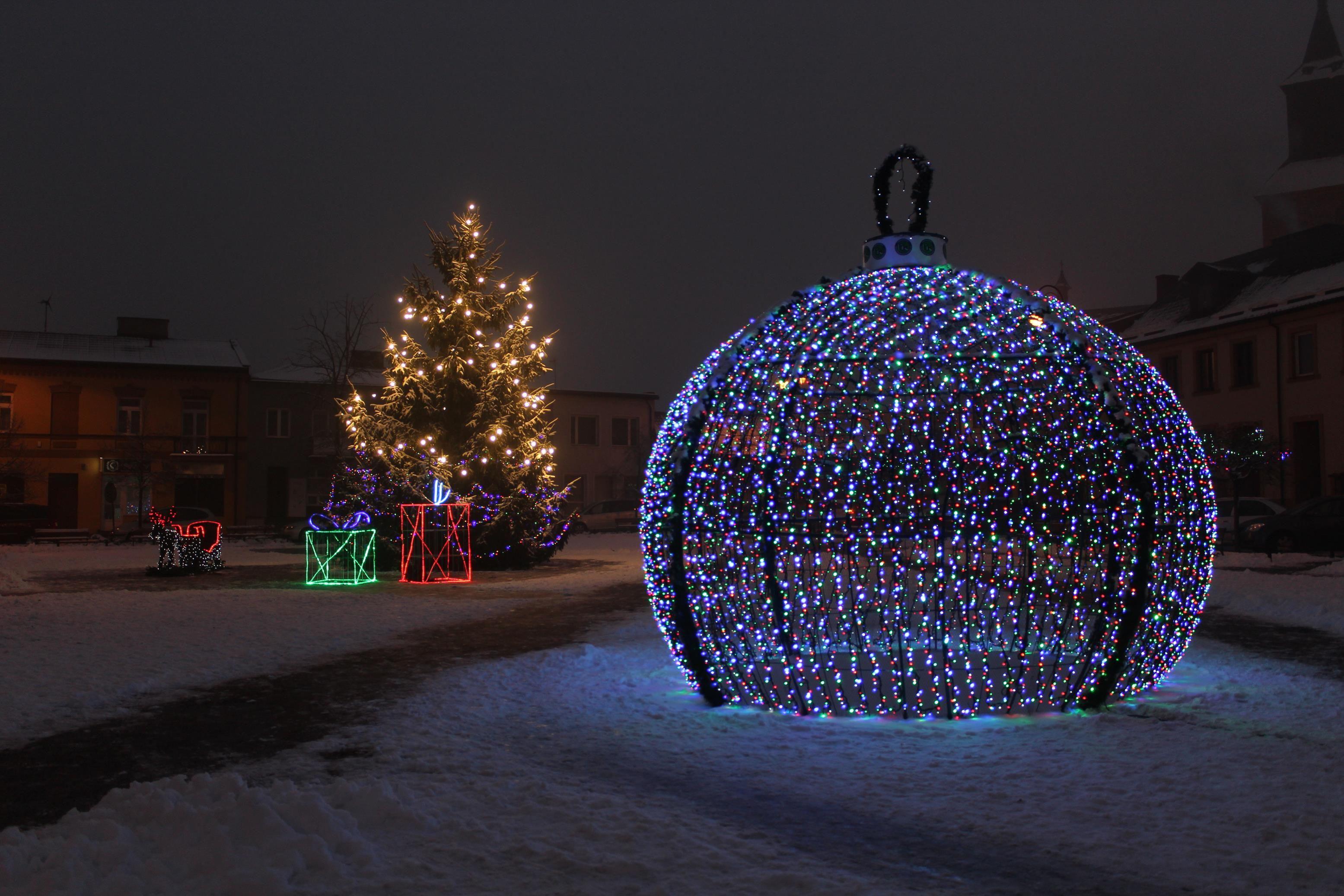 Zdj. nr. 1. Świąteczne iluminacje w mieście