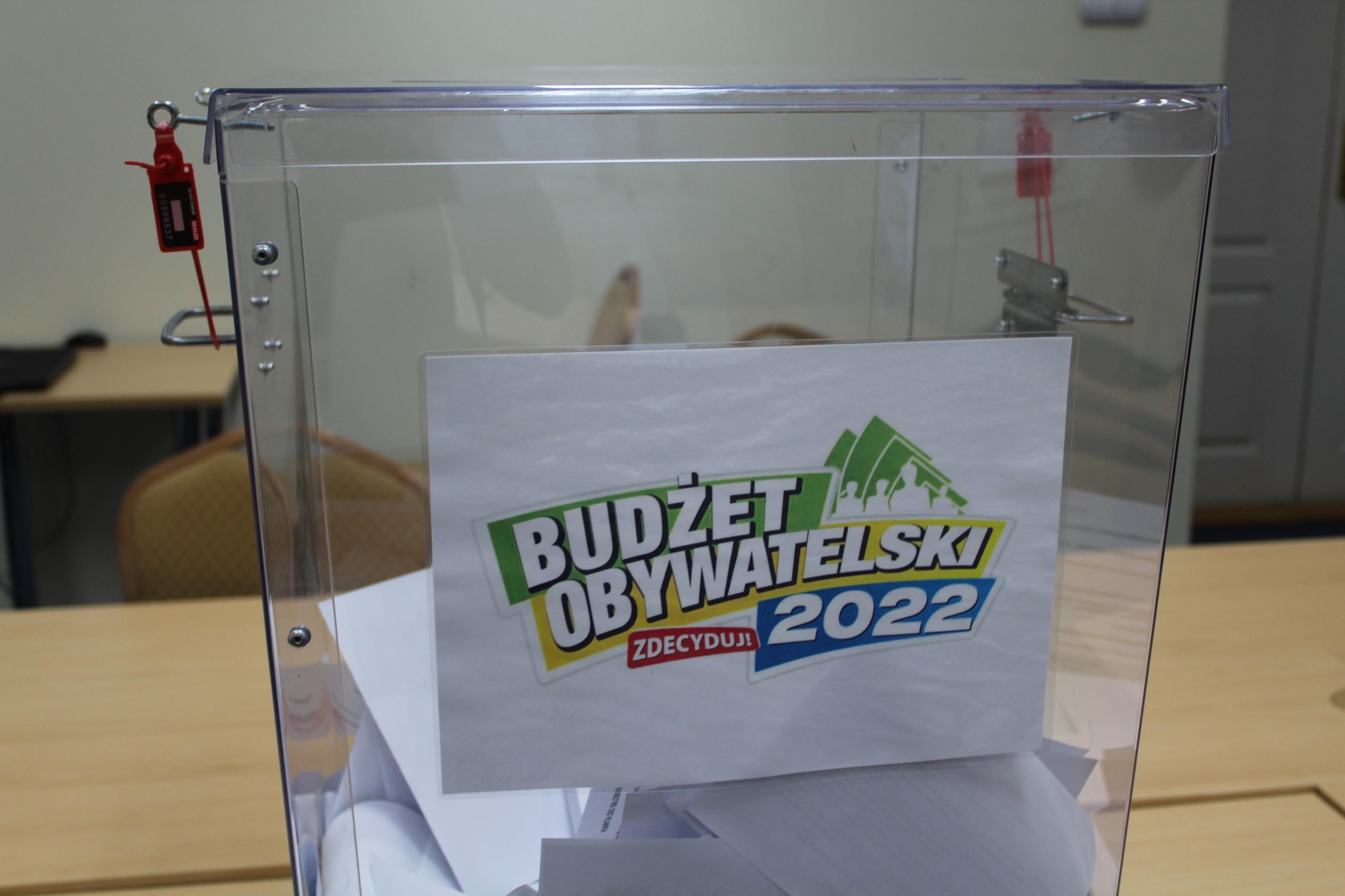 Zdj. nr. 3. Otwarcie urny do głosowania - Budżet Obywatelski 2022