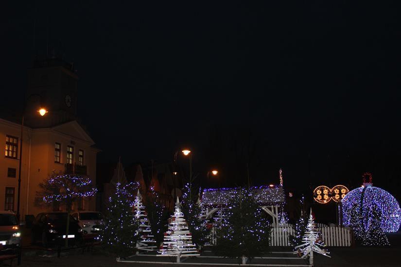 Świąteczne iluminacje przed ratuszem