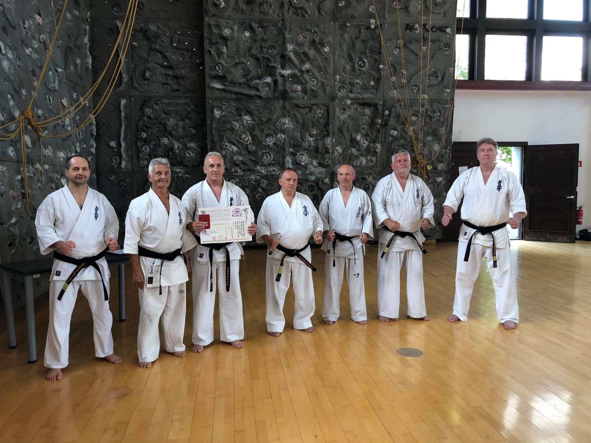 Shihan Paweł Olszewski 
razem z komisją egzaminacyjną
