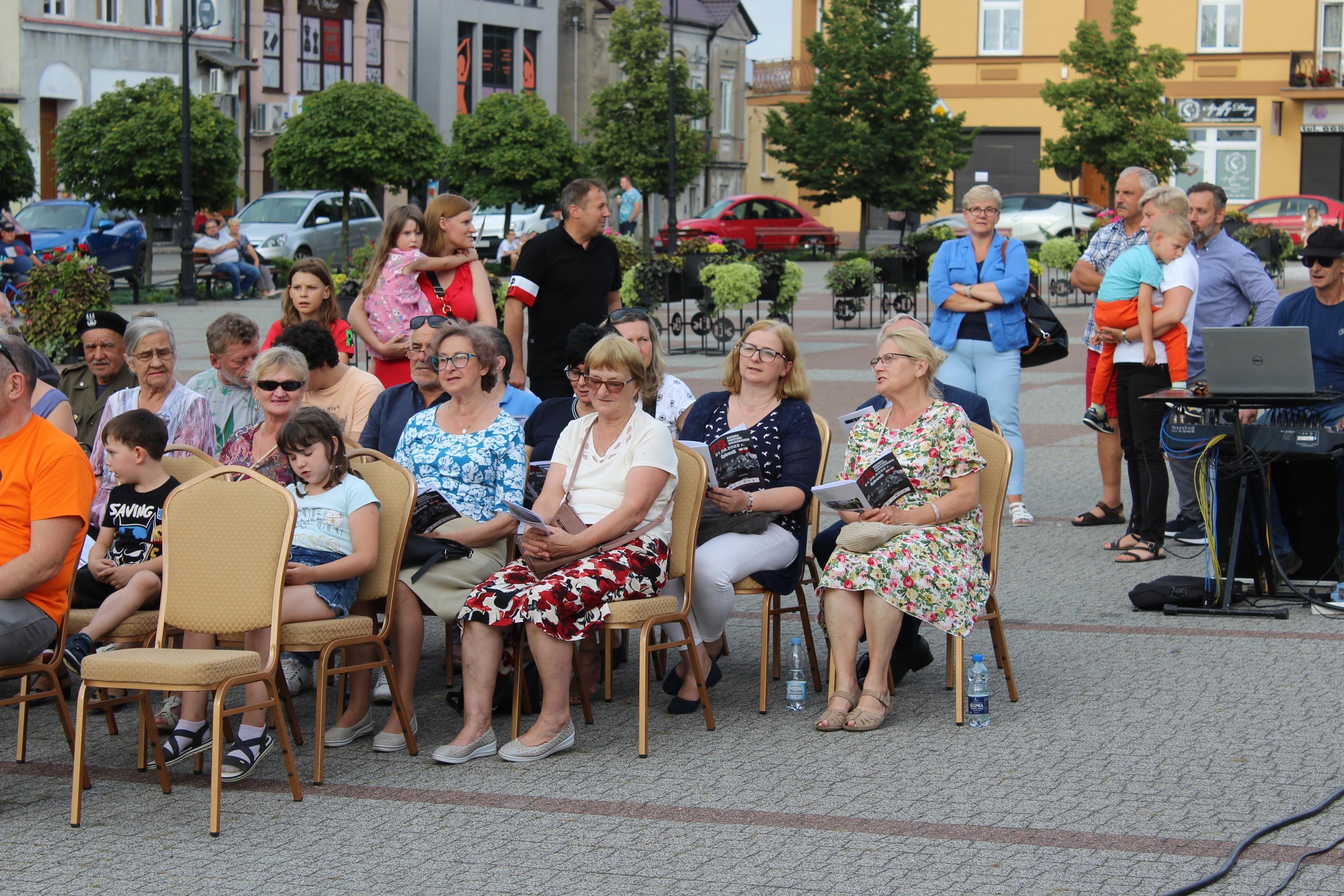 Zdj. nr. 35. 78. rocznica wybuchu Powstania Warszawskiego - Śpiewanie na Powstanie (Plac Dekerta) - 1 sierpnia 2022 r.