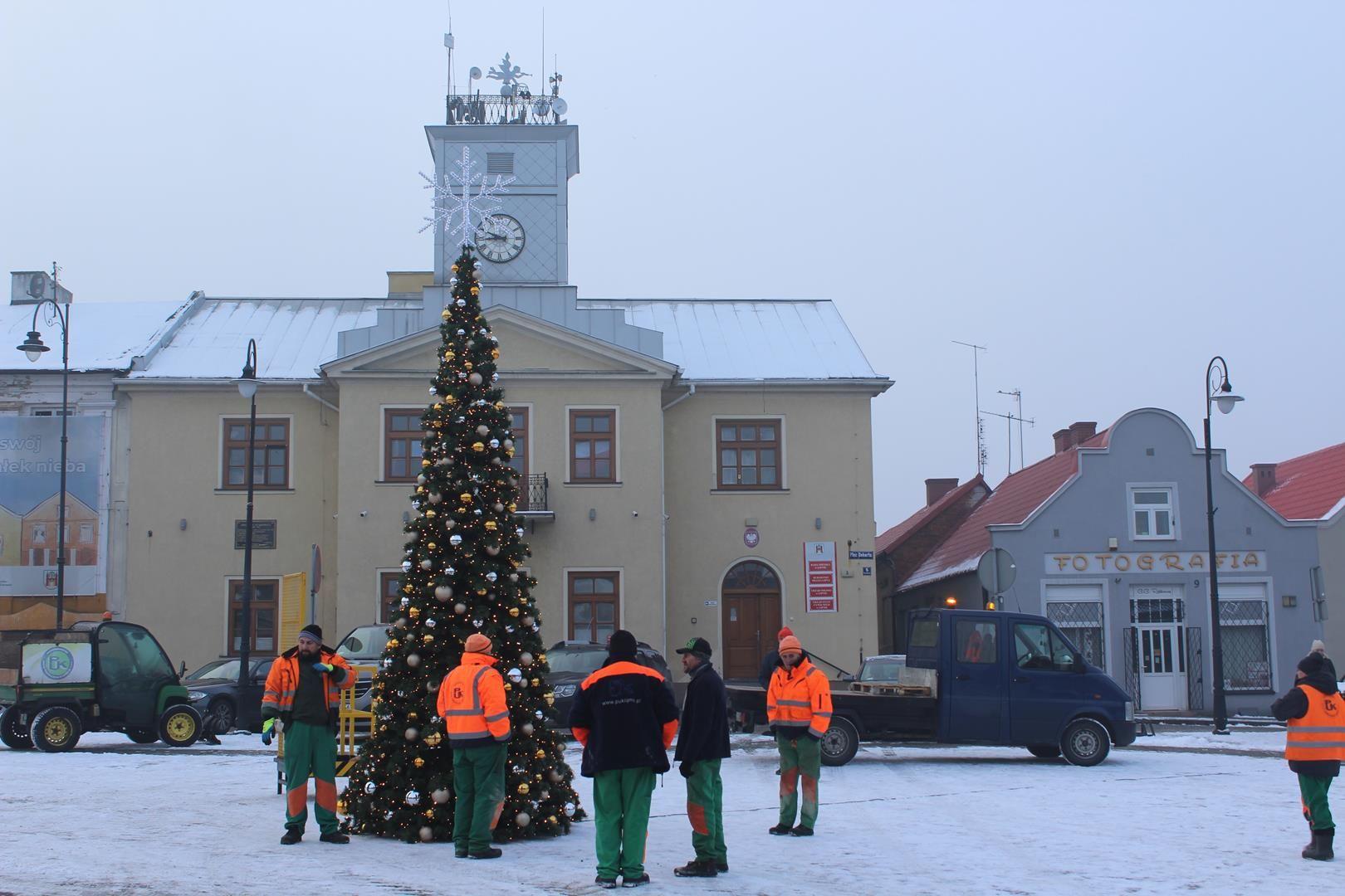 Zdj. nr. 3. Choinka na Placu Dekerta - 1 grudnia 2023 r.