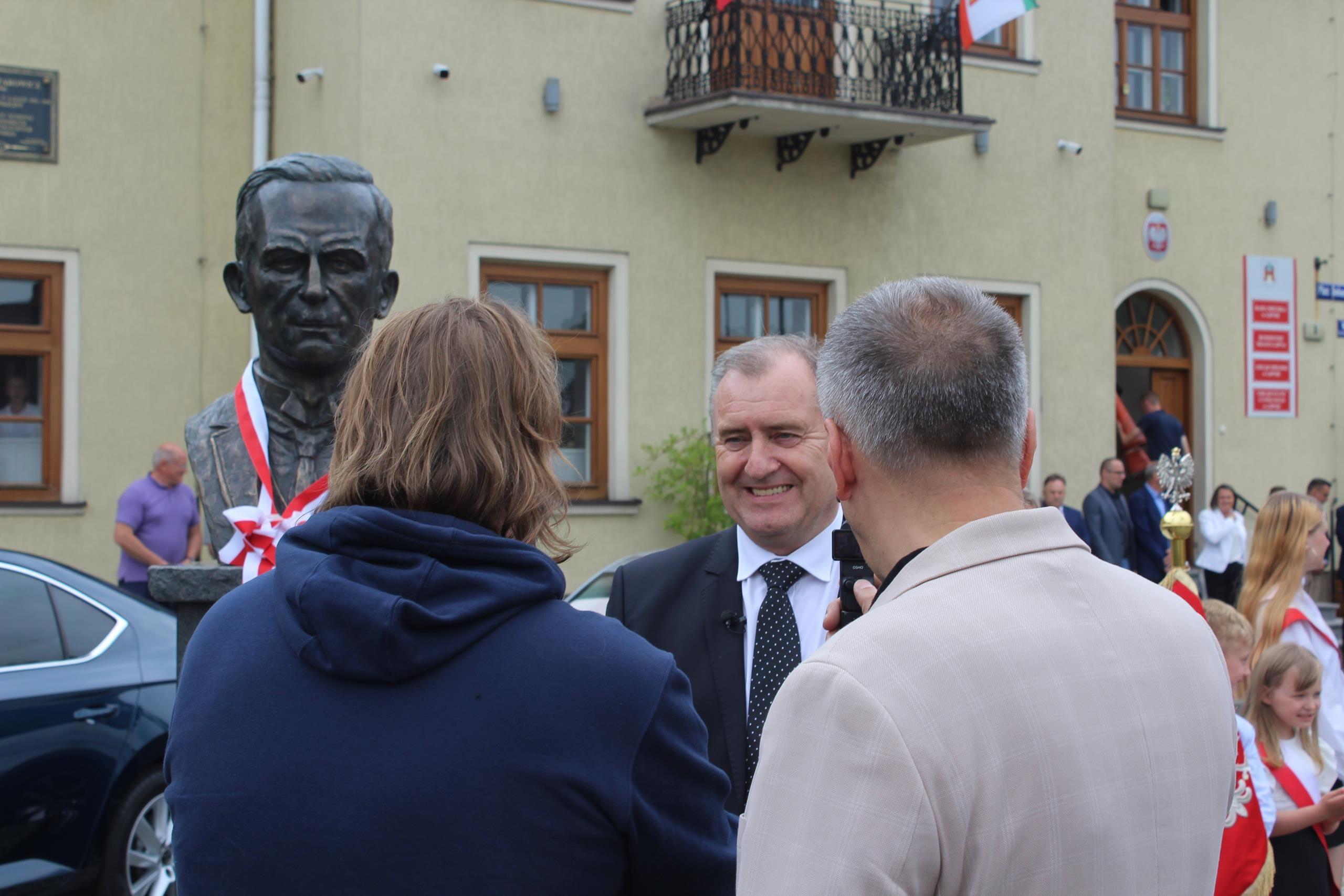 Zdj. nr. 3. Odsłonięcie popiersia Zygmunta Uzarowicza - 4 czerwca 2024 r.