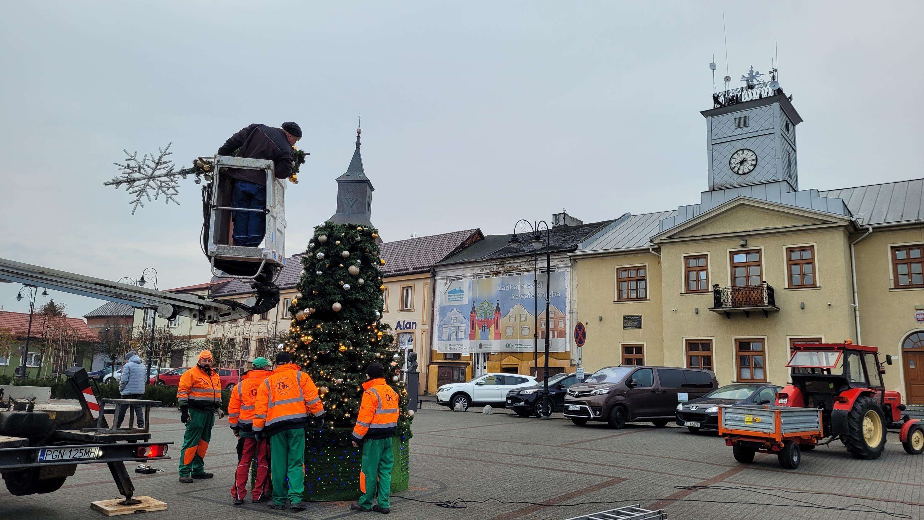 Zdj. nr. 4. Choinka na Placu Dekerta - 3 grudnia 2024 r.