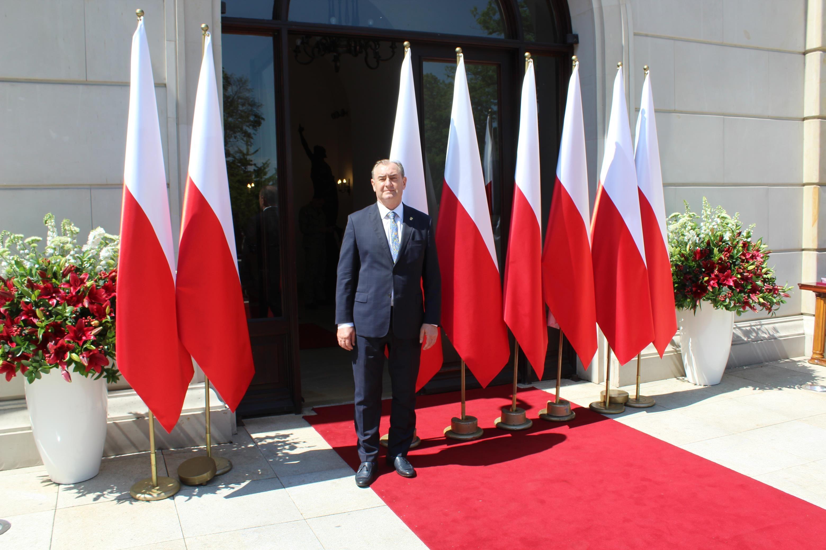 Zdj. nr. 1. Prezydent Andrzej Duda odznaczył burmistrza Złotym Krzyżem Zasługi - 26 maja 2025 r., Warszawa