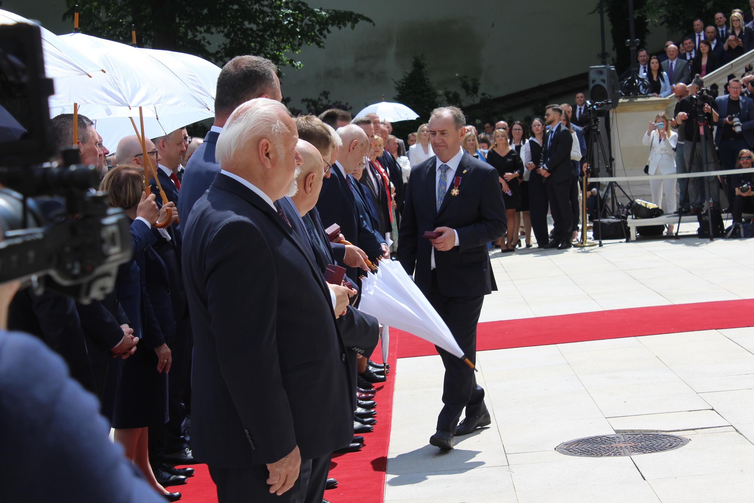 Zdj. nr. 5. Prezydent Andrzej Duda odznaczył burmistrza Złotym Krzyżem Zasługi - 26 maja 2025 r., Warszawa