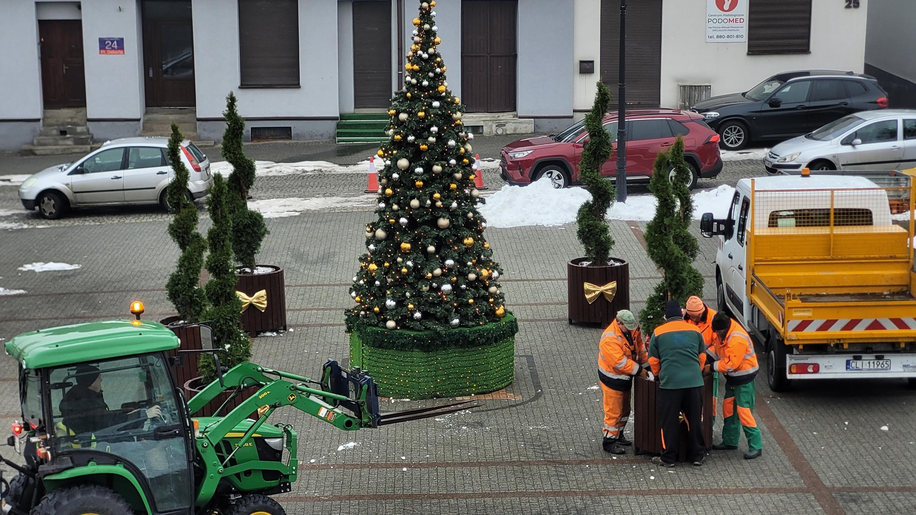 Zdj. nr. 6. Choinka na Placu Dekerta - 2 grudnia 2025 r.