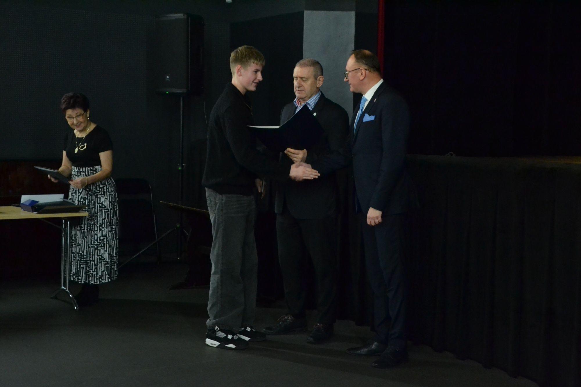 Zdj. nr. 4. Wręczenie Stypendiów i Nagród Burmistrza Miasta Lipna 2025