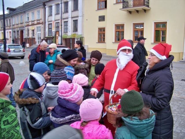 Zdj. nr. 3. Mikołajki przed ratuszem