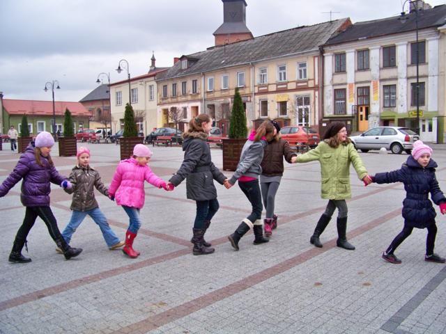 Zdj. nr. 8. Mikołajki przed ratuszem