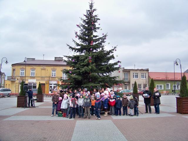 Zdj. nr. 12. Mikołajki przed ratuszem