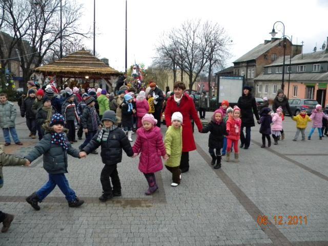 Zdj. nr. 23. Mikołajki przed ratuszem