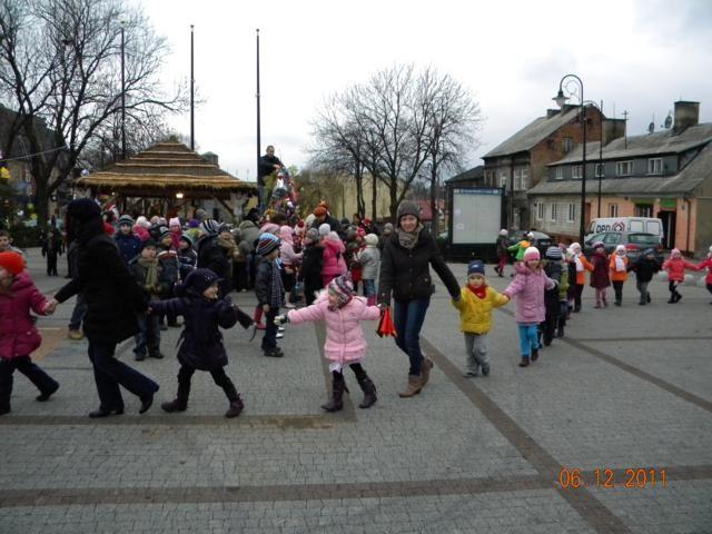 Zdj. nr. 24. Mikołajki przed ratuszem