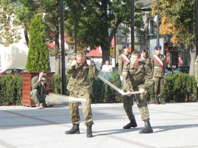 Zdj. nr. 38. Ślubowanie klas pierwszych Liceów oraz Gimnazjum Płockiego Uniwersytetu Ludowego - 4 października 2012 r.