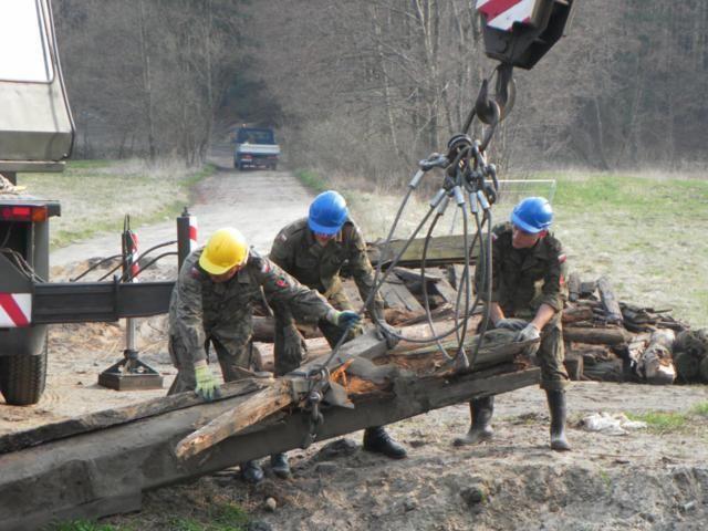 Zdj. nr. 7. Przebudowa mostu na rzece Mień