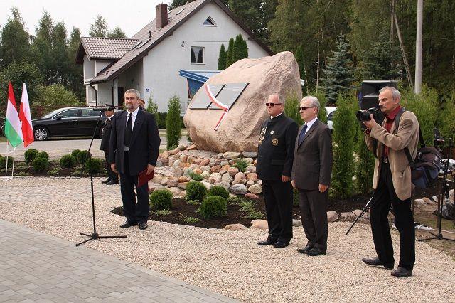 Zdj. nr. 2. Odsłonięcie pomnika - Mierzynek, 24 sierpnia 2014 roku