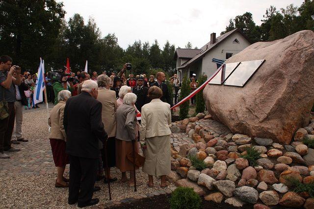 Zdj. nr. 3. Odsłonięcie pomnika - Mierzynek, 24 sierpnia 2014 roku