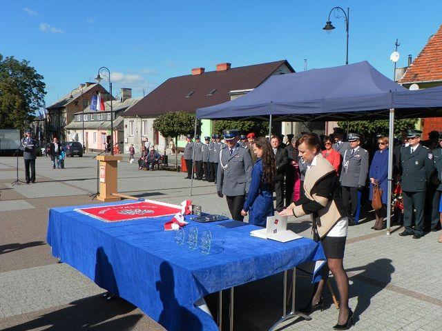 Zdj. nr. 5. Przekazanie sztandaru dla Komendy Powiatowej Policji w Lipnie - 27 września 2014 roku