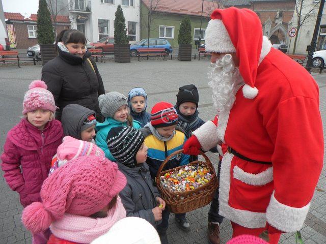 Zdj. nr. 1. Ubieranie choinki miejskiej i świąteczny kiermasz - 5 grudnia 2014  roku