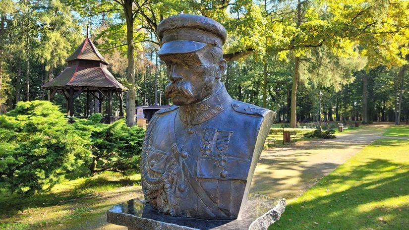 W parku stanęło popiersie Marszałka Józefa Piłsudskiego