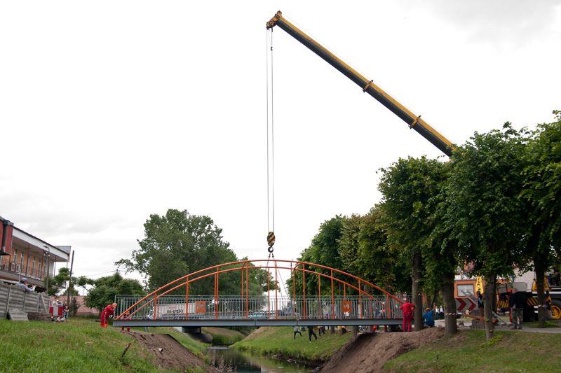 Zdj. nr. 14. Montaż nowej kładki na rzece Mień