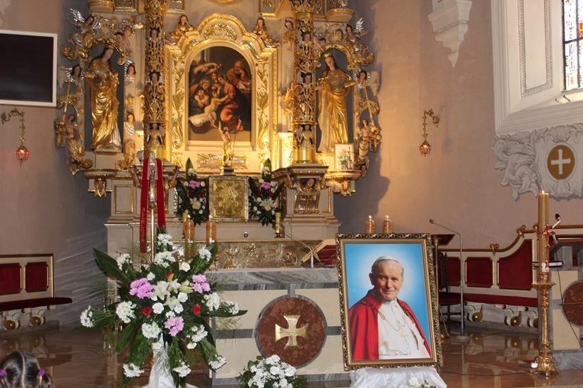 Zdj. nr. 2. Święto Patrona Szkoły Podstawowej nr 5 w Lipnie – św. Jana Pawła II