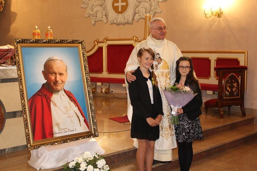 Zdj. nr. 10. Święto Patrona Szkoły Podstawowej nr 5 w Lipnie – św. Jana Pawła II